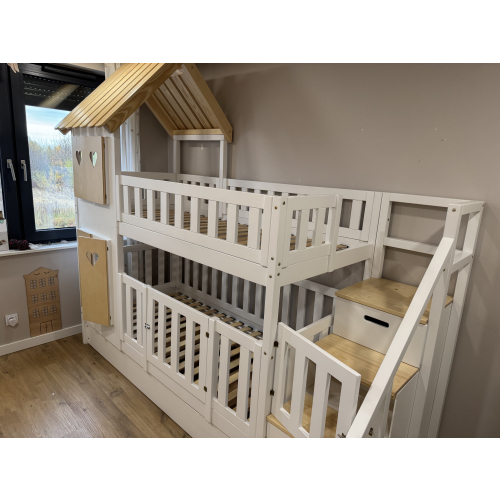 Køjeseng med trappe og plads til baby