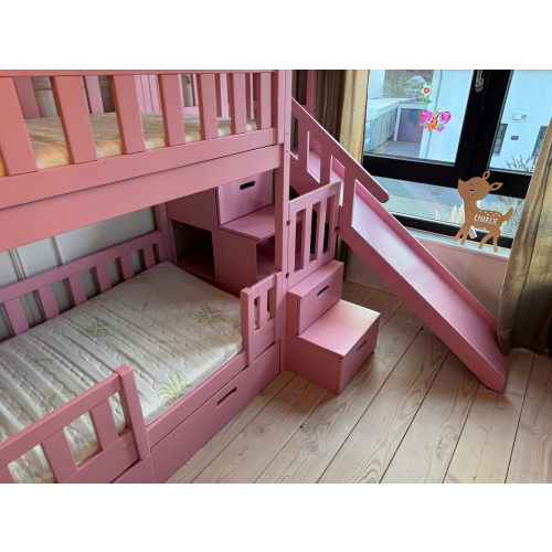 Køjeseng med trappe og rutsjebane som kombinerer leg og komfort