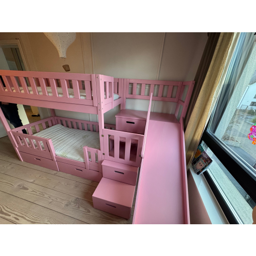 Køjeseng til børn med rutsjebane og sikker opgang