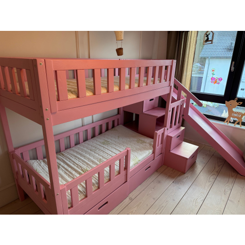 Træ køjeseng med trappe og rutsjebane til leg og søvn