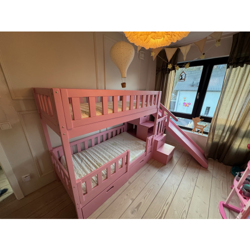 Køjeseng med trappe og rutsjebane i moderne børneværelse