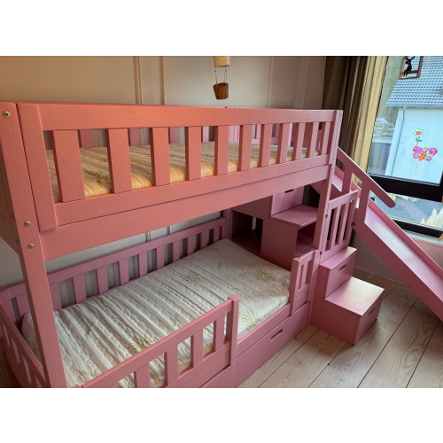 Børne-køjeseng med trappe og rutsjebane fremstillet i træ